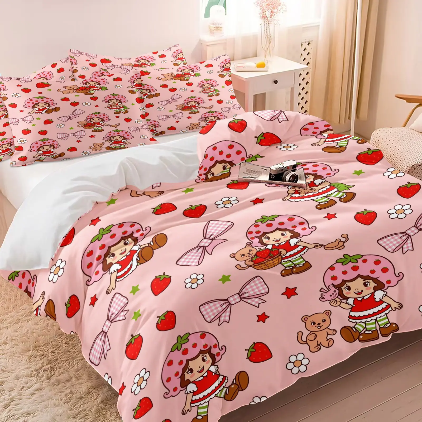 3PCS Kawaii Pink Strawberry Cartoon Duvet Cover Set (1 Duvet Cover + 1‑2 Pillowcases), Soft Cozy Skin‑Friendly Bedding, Lovely Girl With Bear Bow & Strawberry Full‑Print Pattern, Ideal Gift for Girls Bedroom & Dorm Decor, Soft Bedding Sets