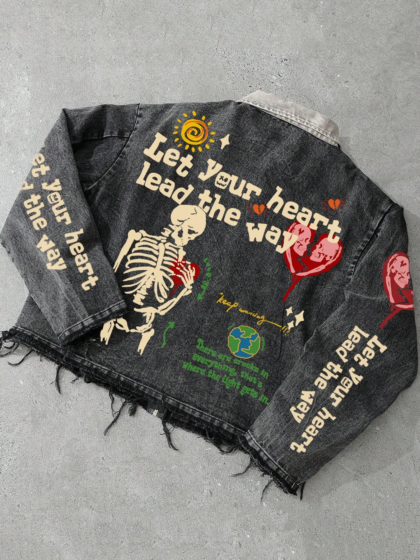 New‑arrival Men's Black Washed‑Cotton Vintage Denim Jacket, Skull‑and‑Heart Print, Distressed Raw‑Edge Hem, Zip‑Up Street‑Style Outerwear, Trendy Y2K Gothic Coat, Suitable for Teenagers and Couples for Casual Street‑going, Nightclub Outfits and Social‑Med