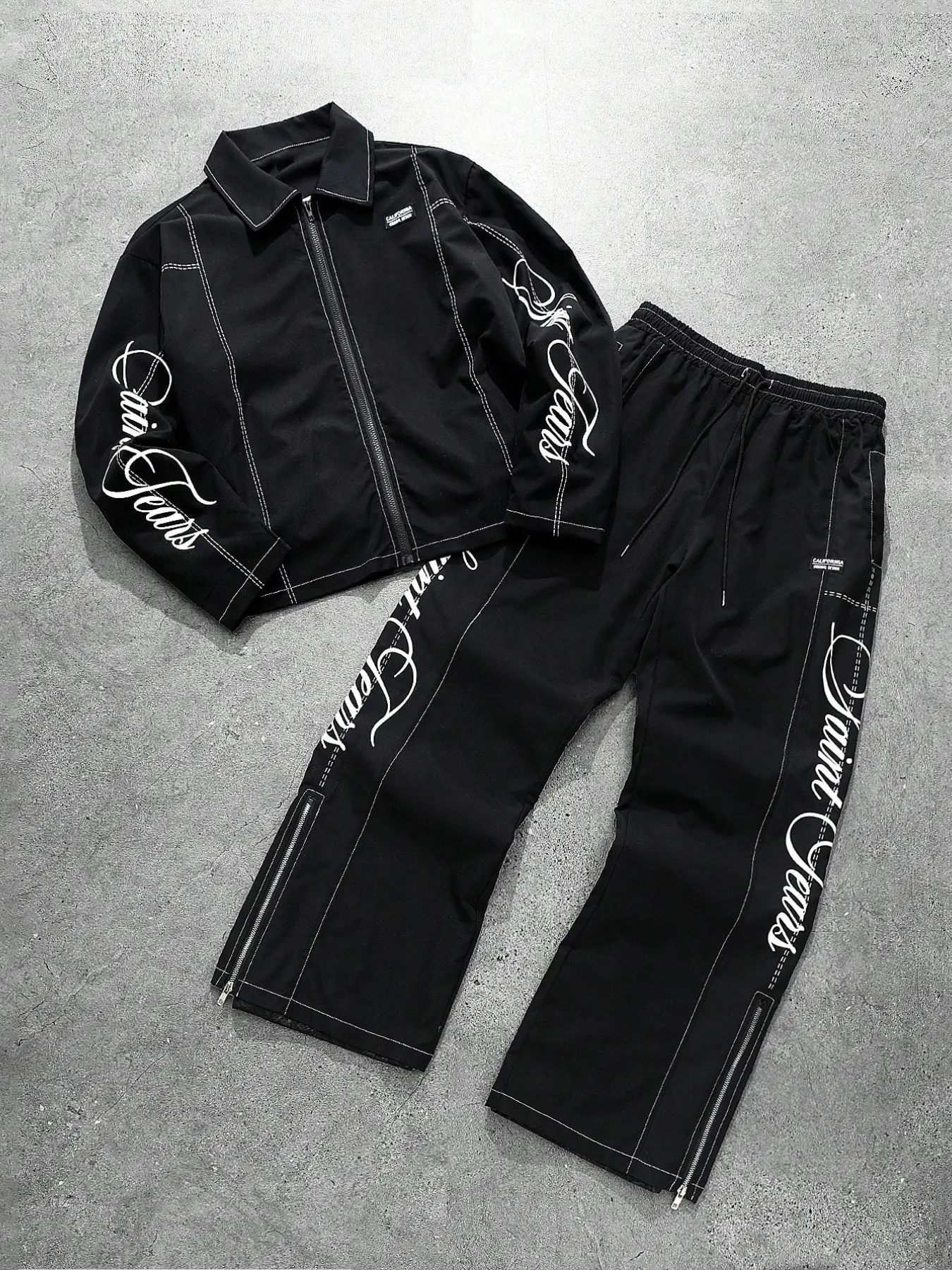 American High Street Contrast Stitch Script Print 2 Piece Set, Deconstructed Collared Cropped Zip Jacket Wide Leg Pants, Unisex Casual Streetwear Outfit, Couple Matching Athleisure Tracksuit for Spring Autumn, Music Festival Wear, Holiday Birthday Gift