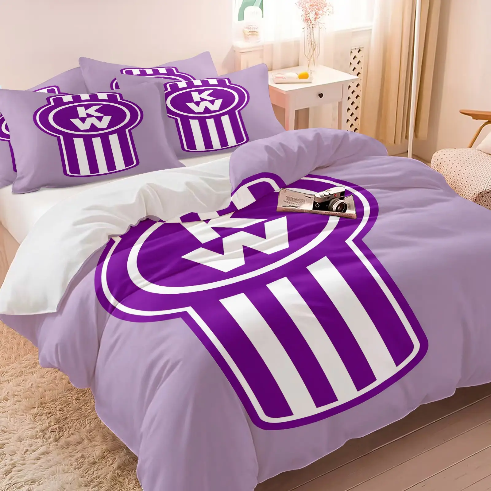 Vintage KW Truck Badge Duvet Cover Set 3 Counts/Set Without Filler, Light Purple Background White Retro Truck Emblem Print, Soft Comfy Trucker Hobby Bedroom Bedding, 1 Duvet Cover + 1-2 Coreless Pillowcases For Bedroom Decor