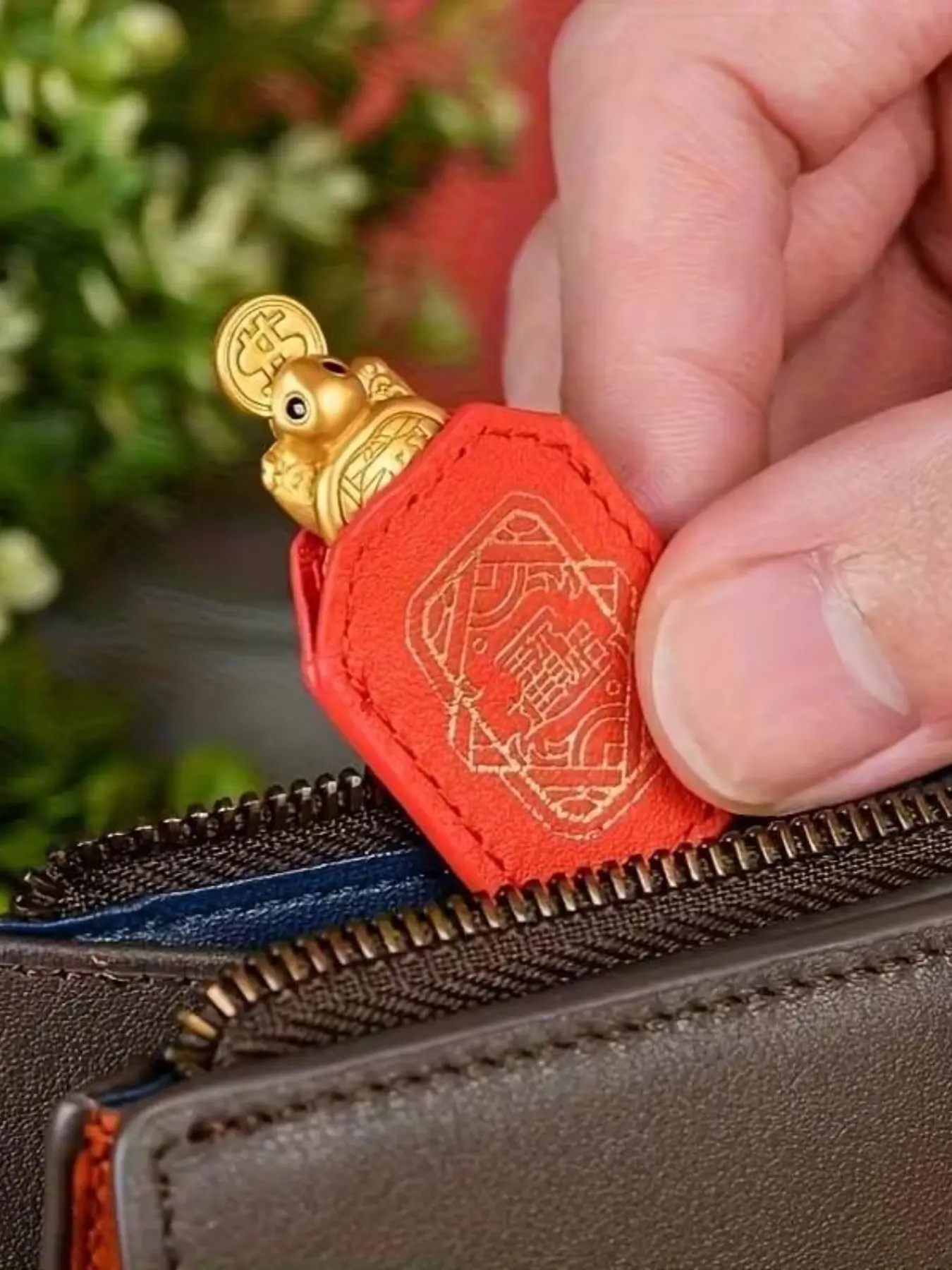 1Set Handmade Golden Sea Turtle Feng Shui Amulet - A Chinese Copper Alloy Wealth Charm, Good Fortune, Traditional, A Gift For Women And A Daily Auspicious Decoration, A Money Turtle Figurine With Complex Chinese Patterns And Delicate Carvings