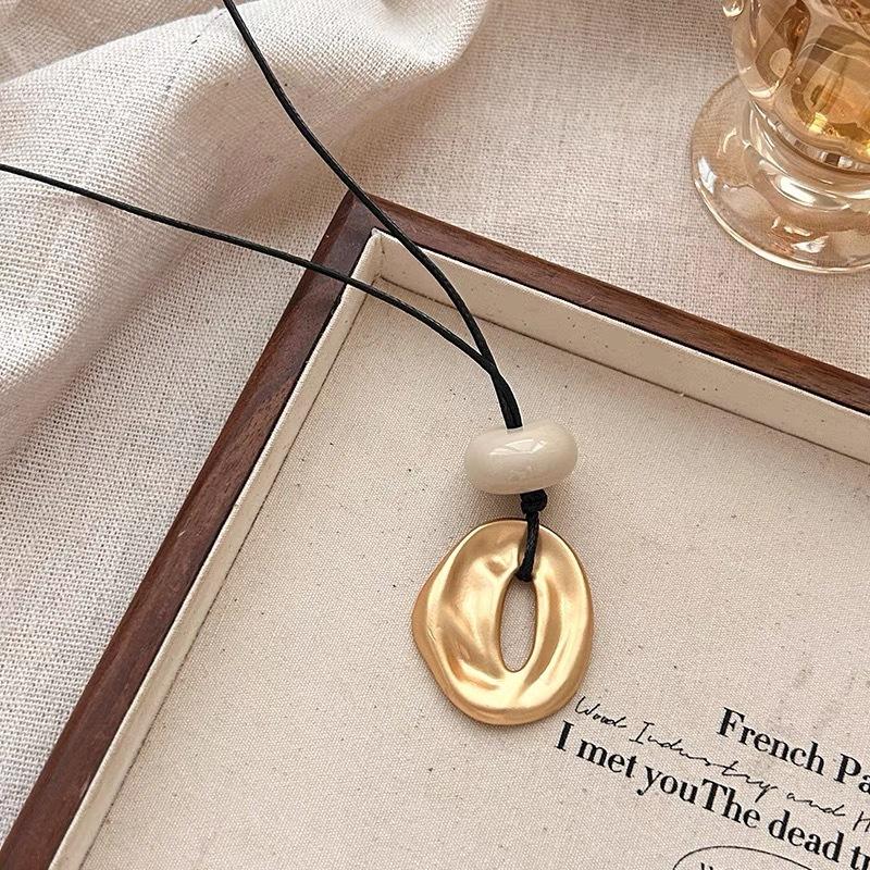 Korean InS-style simple irregular circle pendant long necklace, a niche design for women, versatile sweater chain necklace