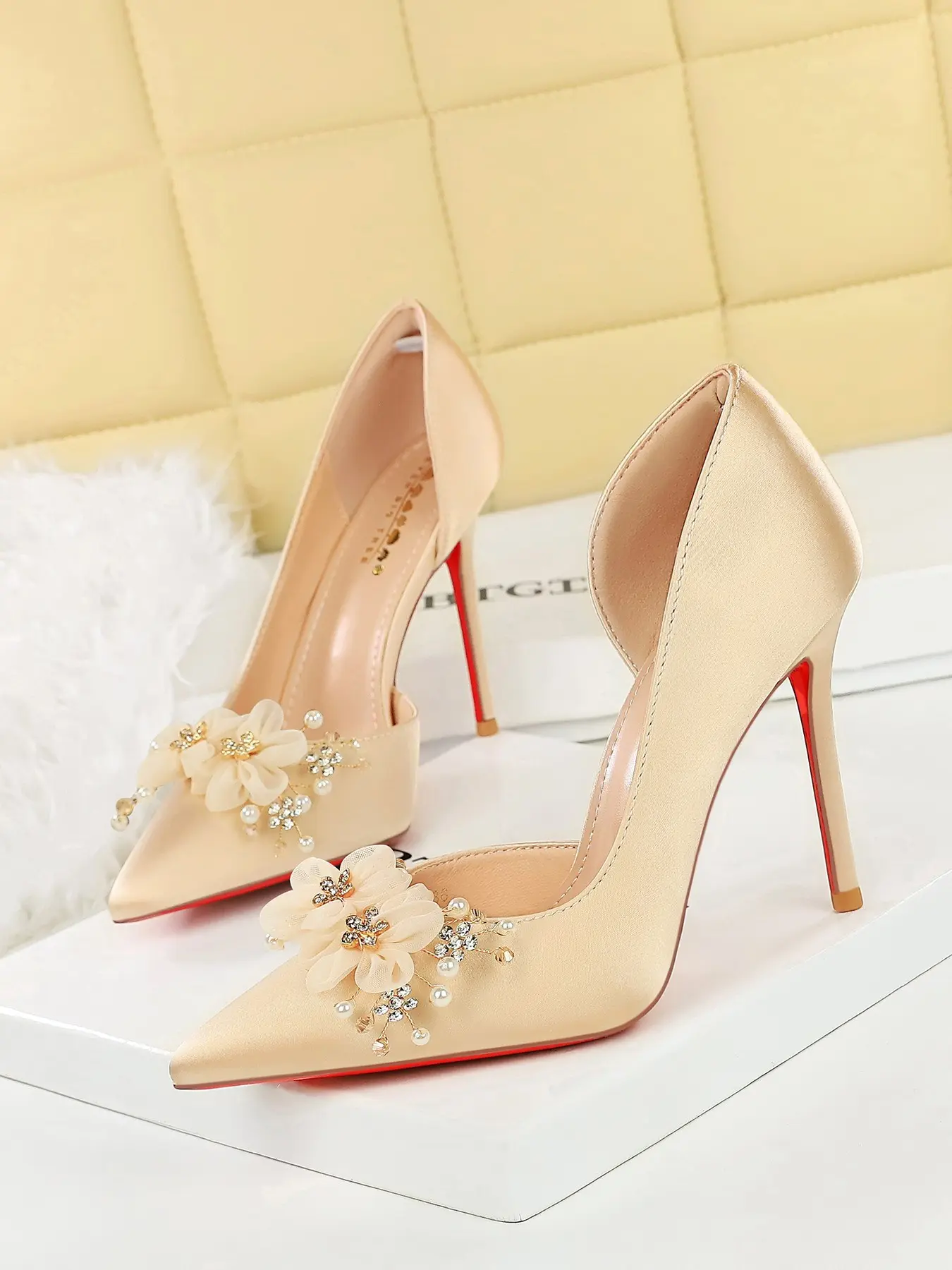 Elegant Classy Women's Stiletto High Heels with Rhinestone & Pearl Accents, Pointed Toe Design, Breathable Side Cutout, Perfect for Weddings & Events, Elegant Stilettos, Fashion Footwear, Stylish Evening Footwear