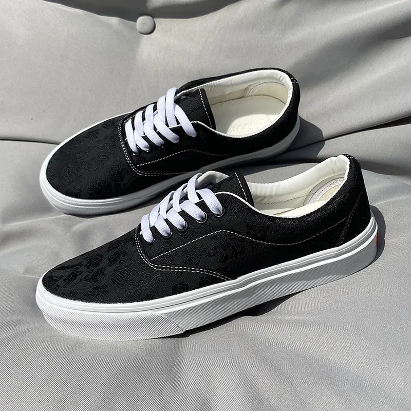 In-Stock Unisex Low-Top Canvas Footwear, Men's Women's Lace-Up Trainers, Size 40-46 Classic Sports Shoes, Casual Walking Shoes for Students, Unisex Fit