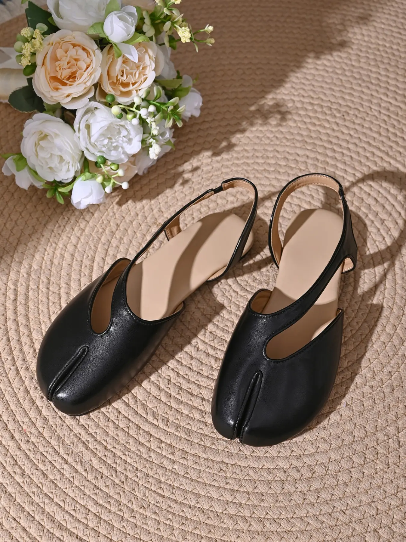 Women Tabi-Style Split Toe Slingback Mules, Soft Leather Closed Toe Flat Sandals, Minimalist Quiet Luxury Shoes for Office Street Dating, Black Silver Red Champagne Available, PU Leather Mules