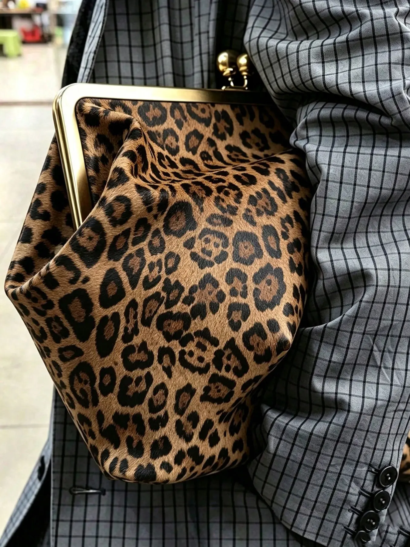Elegant and exquisite retro texture leopard print shoulder bag, simple and high-end versatile fashionable and niche design crossbody bag, large capacity design, suitable for friend gatherings and daily commuting