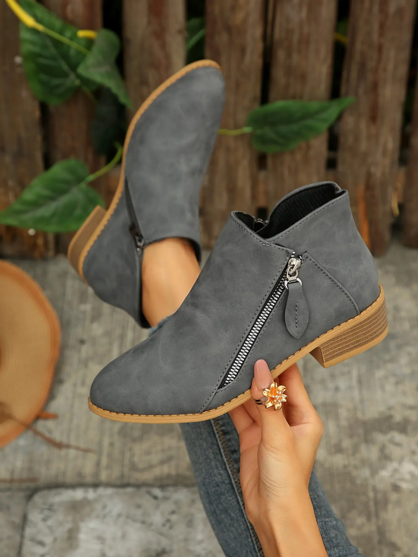 New Arrival High Heel Short Boots for Women, Fashionable Pointed Toe Slip-On, Chunky Heel, Snake Print Glossy Ankle Boot, Footwear, All Seasons