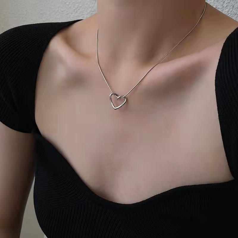 Light luxury niche hollow heart necklace for women, popular on Instagram, Japanese and Korean version, simple design pendant, collarbone sweater chain cruel intentions