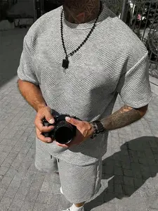 Men’s fashion set with a textured design, regular fit, streetwear style, suitable for mountaineering, the gym, and camping.